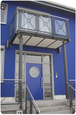 Balkon - Eingangsüberdachung und Geländer